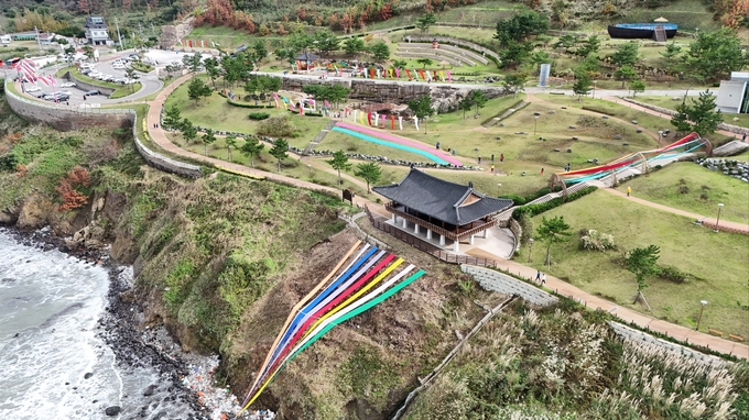 ▲ 경주 APEC 정상회의 개최를 앞두고 지난 24일부터 오는 11월 7일까지 포항조각가협회가 불경기 타파와 새로운 희망을 염원하는 ‘다시 찾은 빛’ 설치조형전 모습. 포항조각가협회 제공