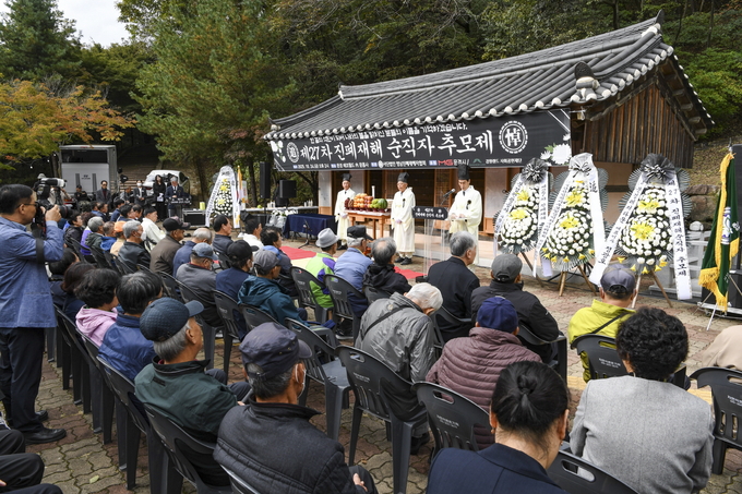 ▲ 문경 에코월드 문흥사 위패실에서 열린 제27주기 문경지역 진폐순직자 위령제에서 참석자들이 진폐순직자 영령을 추모하며 헌화·분향하고 있다.