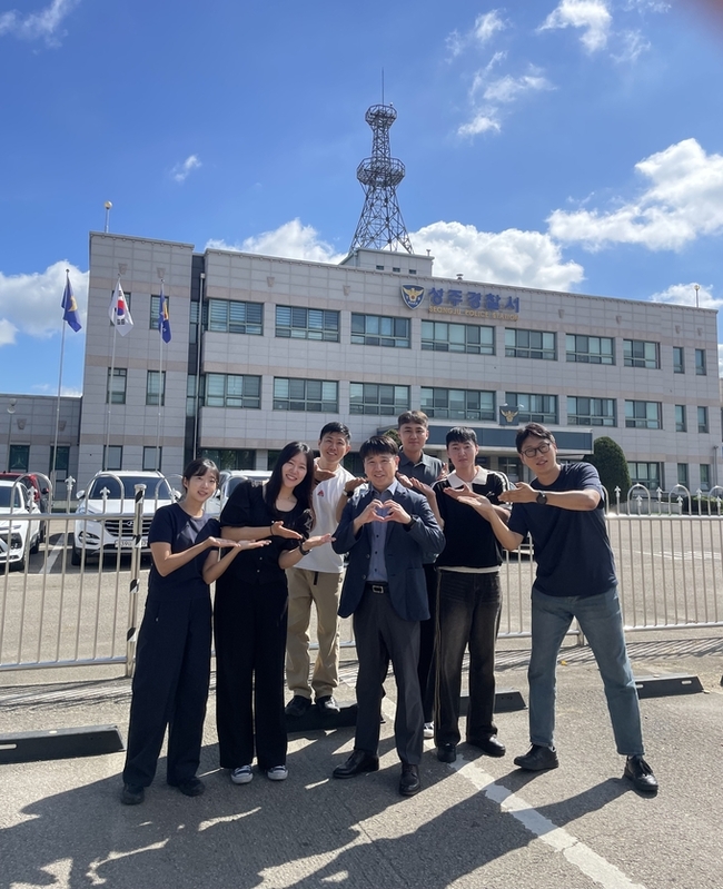 ▲ 성주경찰서 지능팀이 27일 경북경찰청으로부터 ‘2025년 3분기 수사 우수관서’로 선정돼 기념촬영을 하고 있다. 성주경찰서