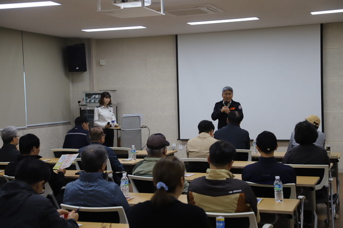 ▲ 24일 도청119안전센터 3층 회의실에서 관내 공동주택 안전관리자 20여 명을 대상으로 예천소방서 김도연 예방안전과장이 화재안전관리 강화 등에 대해 설명을 하는 장면, 예천소방서 제공