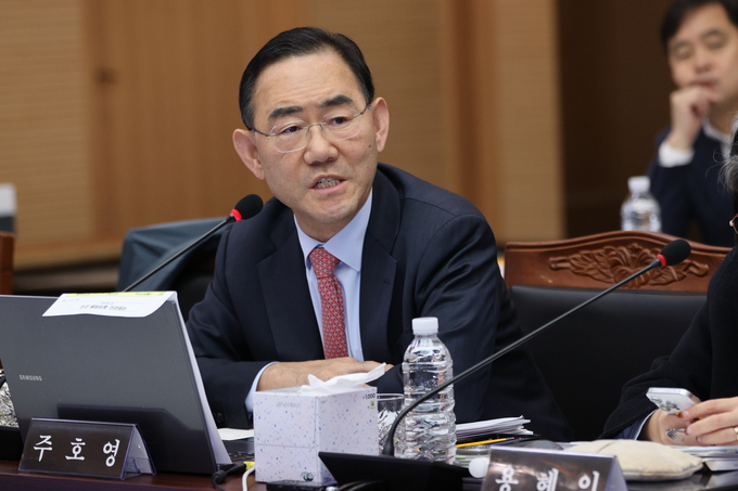 ▲ 국회 행정안전위원회의 대구시에 대한 국정감사가 27일 오전 대구시청 산격청사 1층 대강당에서 열린 가운데 국민의힘 주호영 의원이 질의하고 있다.김영환 기자 yhk@kyongbuk.com