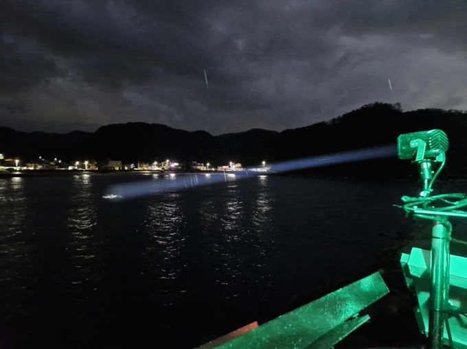 ▲ 대동배항 방파제 등대 투광등 모습. 포항지방해양수산청 제공