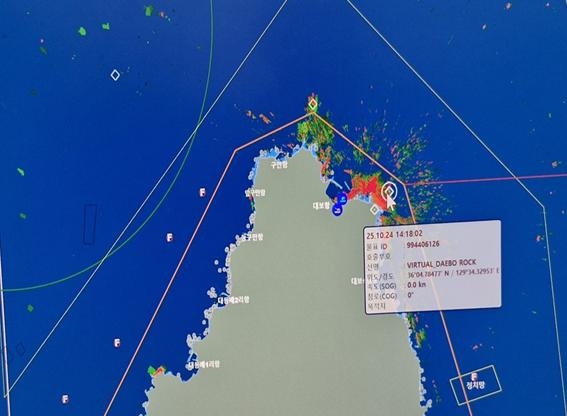 ▲ 포항 호미곶 등대에 설치된 가상 AIS 장비 활용으로 호미곶 간출암 위치를 실시간 제공하는 모습. 포항지방해양수산청 제공