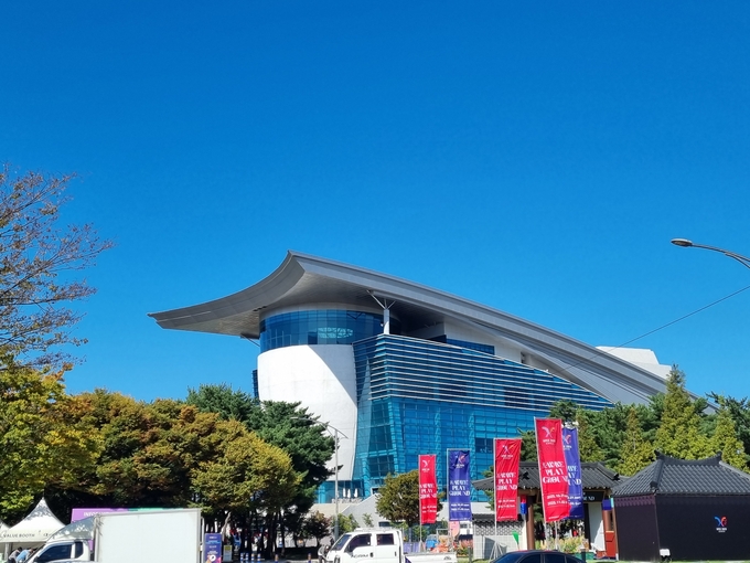 ▲ 2025APEC정상회의 경제인 행사인 ‘CEO SUMMIT’가 28일부터 4일간 열리는 경주예술의전당이 세계  경제인들부터 주목 받고 있다. 사진은 경주예술의전당 전경. 황기환 기자