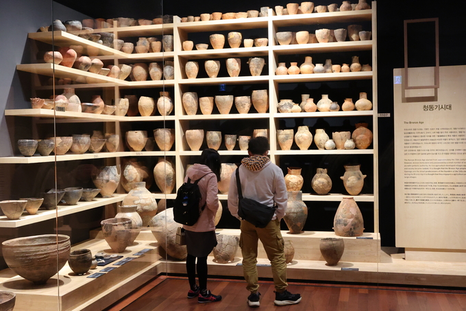 ▲ 경주APEC정상회의가 27일부터 11월 1일까지 열리는 가운데 27일 오후 국립경주박물관을 찾은 관광객들이 전시품들을 감상하고 있다.김영환 기자 yhk@kyongbuk.com