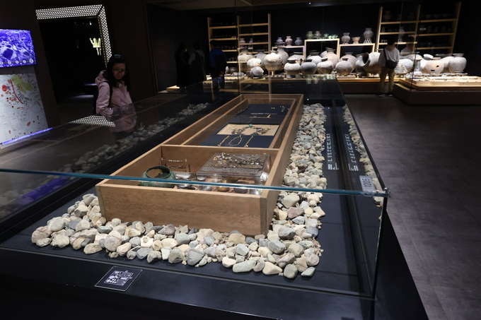 ▲ 경주APEC정상회의가 27일부터 11월 1일까지 열리는 가운데 27일 오후 국립경주박물관을 찾은 관광객들이 전시품들을 감상하고 있다.김영환 기자 yhk@kyongbuk.com