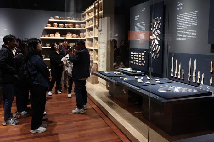 ▲ 경주APEC정상회의가 27일부터 11월 1일까지 열리는 가운데 27일 오후 국립경주박물관을 찾은 관광객들이 전시품들을 감상하고 있다.김영환 기자 yhk@kyongbuk.com