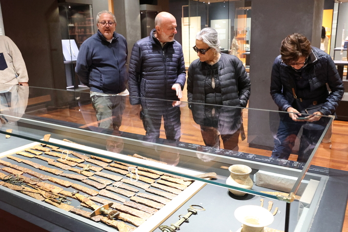 ▲ 경주APEC정상회의가 27일부터 11월 1일까지 열리는 가운데 27일 오후 국립경주박물관을 찾은 외국인 관광객들이 전시품들을 감상하고 있다.김영환 기자 yhk@kyongbuk.com