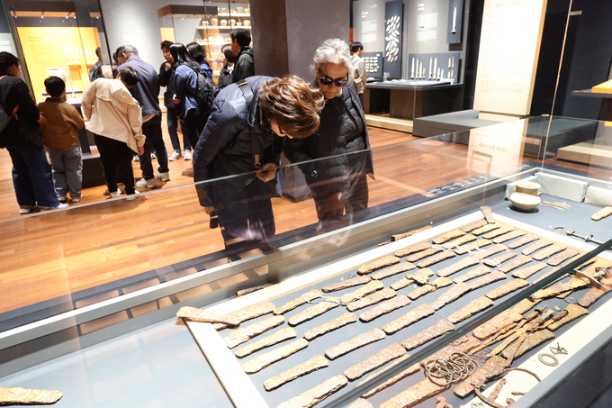 ▲ 경주APEC정상회의가 27일부터 11월 1일까지 열리는 가운데 27일 오후 국립경주박물관을 찾은 외국인 관광객들이 전시품들을 감상하고 있다.김영환 기자 yhk@kyongbuk.com