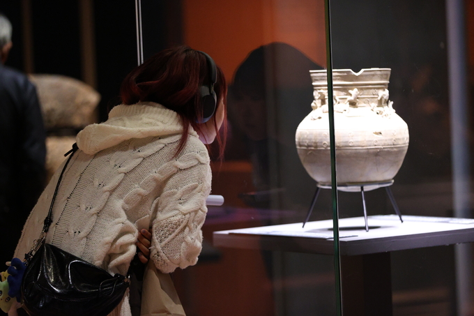 ▲ 경주APEC정상회의가 27일부터 11월 1일까지 열리는 가운데 27일 오후 국립경주박물관을 찾은 한 관광객이 전시품을 보고 있다.김영환 기자 yhk@kyongbuk.com