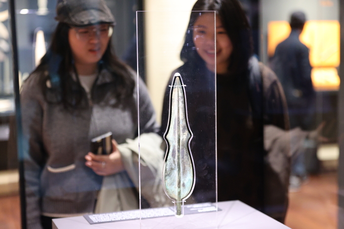 ▲ 경주APEC정상회의가 27일부터 11월 1일까지 열리는 가운데 27일 오후 국립경주박물관을 방문한 관광객들이 전시품을 보고 있다.김영환 기자 yhk@kyongbuk.com