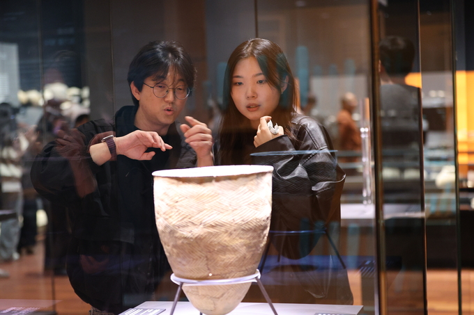 ▲ 경주APEC정상회의가 27일부터 11월 1일까지 열리는 가운데 27일 오후 국립경주박물관을 방문한 관광객들이 전시품을 보고 있다.김영환 기자 yhk@kyongbuk.com