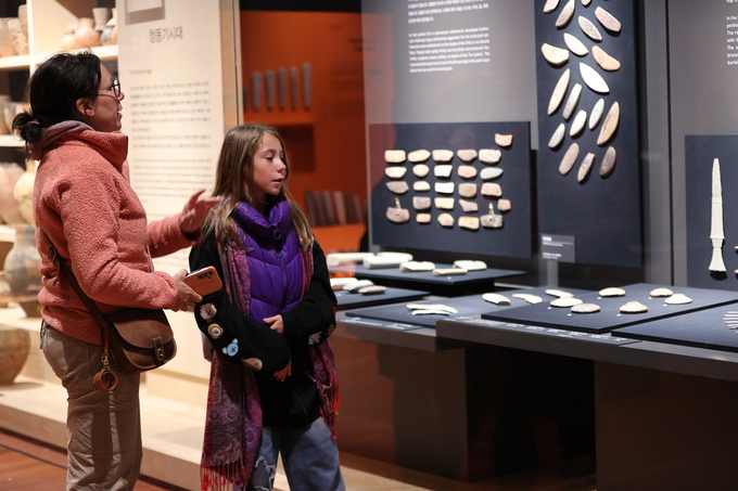 ▲ 경주APEC정상회의가 27일부터 11월 1일까지 열리는 가운데 27일 오후 국립경주박물관을 방문한 외국인 관광객들이 전시품을 보고 있다.김영환 기자 yhk@kyongbuk.com