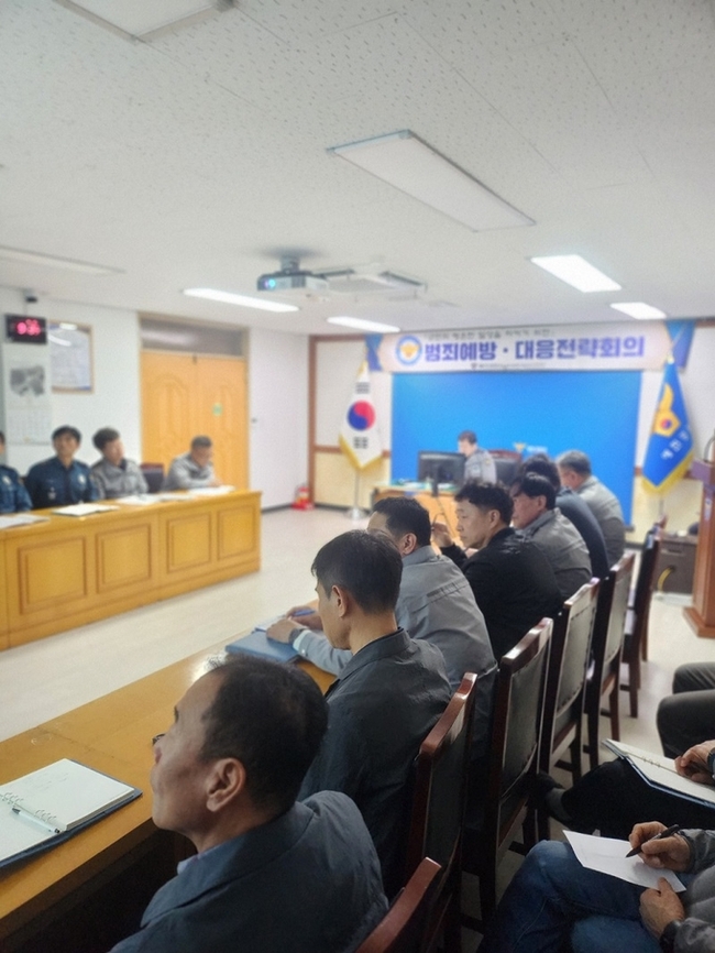 ▲ 예천경찰서(서장 김기태)가 27일 경찰서 2층 소회의실에서 계(팀)장과 지역 관서장 등 23명이 참석한 가운데 2025년 제10차 범죄예방대응 전략회의를 하는 장면, 예천경찰서 제공