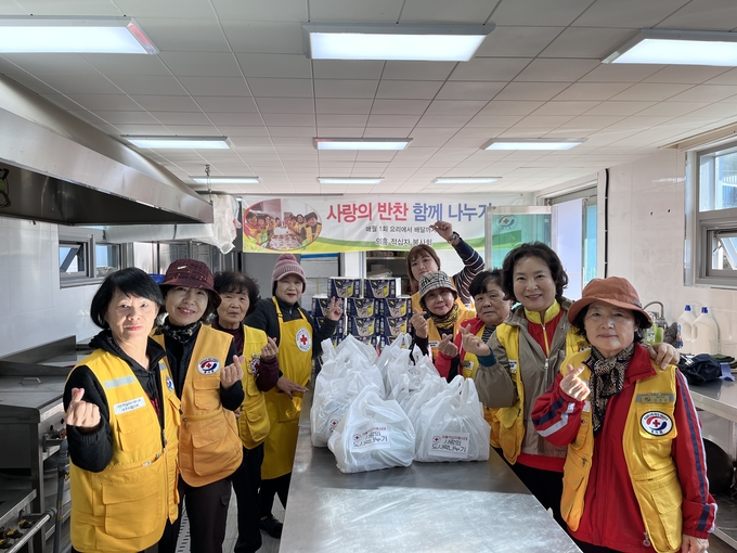 ▲ 군위군 의흥면 적십자봉사회는 28일 지역 내 취약계층을 대상으로 생필품을 전달하는 봉사활동을 펼치기전에 기념촬영을 하고있다. 군위군