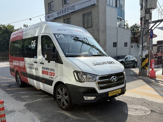 ▲ 대구 북구 산격동 연암서당골 일대에서 운행 중인 DRT 모습. 경북일보DB