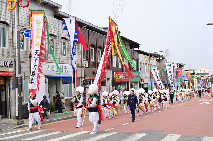 ▲ 제 19회 청송사과축제가 29일 막을 올린다. 11월2일까지 닷새간 이어지는 이번 축제는 산불 회복의 희망을 담은 축제다. 사진은 지난해 사과축제 기간중 진행된 청송도호부사 퍼레이드 장면.