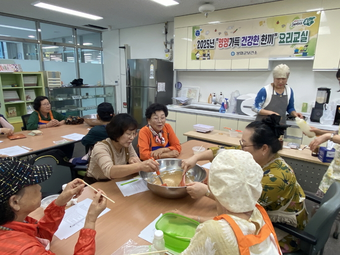 ▲ ‘영양가득 건강한 한끼’ 요리교실이 참여자들이 요리 강사와 함께 즐거운 표정으로 직접 조리 실습을 하고 있다.