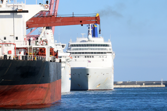 ▲ \경북 경주에서 열리는 아시아태평양경제협력체(APEC) 정상회의에 참석하는 경제인들의 ‘바다 위 숙소’인 피아노랜드호 크루즈가 28일 포항 영일만항에 들어오고 있다.연합