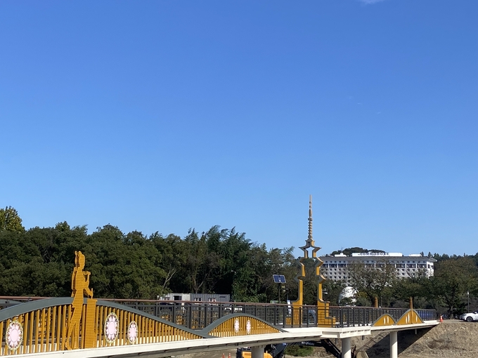 ▲ 경북문화관광공사가 APEC 정상회의를 앞두고 시민과 관광객의 이동편의를 위해 보문호반길 북천을 가로지르는 길이 102m 규모의 ‘사량교를 임시 개통했다.