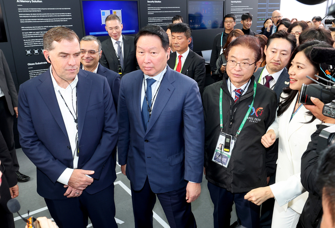 ▲ 이철우 경북지사가 28일 경주 엑스포공원에 마련된 경제전시장에서 열린 ‘K-테크 쇼케이스’에 최태원 대한상공회의소 회장과 함께 제품 설명을 듣고 있다. 경북도 제공.