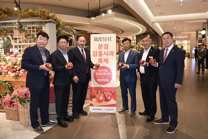 ▲ 신현국 문경시장과 문경시의회 의원들이 27일 현대백화점 판교점에서 열린 ‘프리미엄 문경감홍사과 런칭행사’에서 감홍사과를 소개하고 있다. 왼쪽부터 남기호 의원, 이정걸 의장, 신현국 시장, 신성호 의원, 진후진 부의장, 황재용 의원.