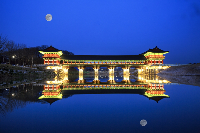 ▲ 29일 오후 6시 30분부터 월정교에서 2025 APEC 정상회의 기념 한복페션쇼가 열려, APEC 참가자들과 관광객들에게 즐거움을 선사한다.  경주시