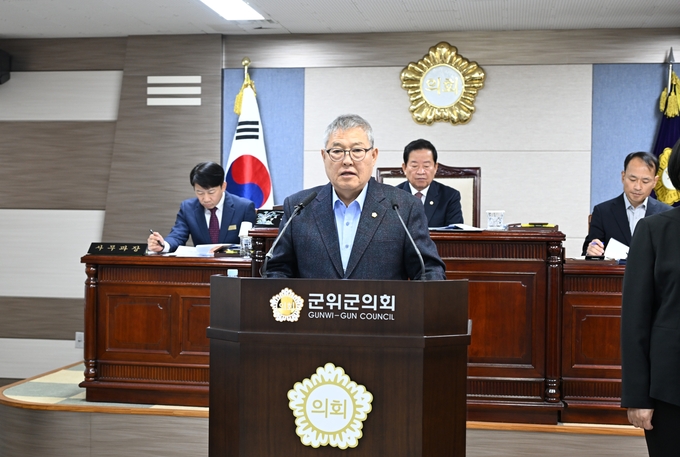 ▲ 박운표 대구 군위군의회 의원이 27일 제293회 임시회 제1차 본회의에서 5분 자유발언을 통해 군위군의 지하수 관리체계 미비와 이에 따른 개선 필요성을 제기하고 있다. 군위군의회