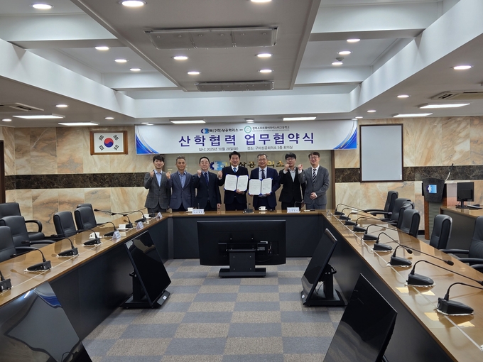 ▲ 윤재호 (사진왼쪽에서 4번째부터)경북(구미)상공회의소 회장과 이창석 경북소프트웨어마이스터고등학교장이 업무협약을 맺고 관계자들과 단체 기념촬영 하고있다. 구미상의