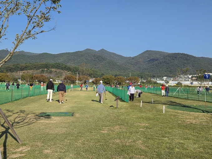 ▲ ‘제7회 경산시장배 파크골프 대회’가 지난 27일 경산하양물빛파크골프장에서 개최됐다. 경산시.