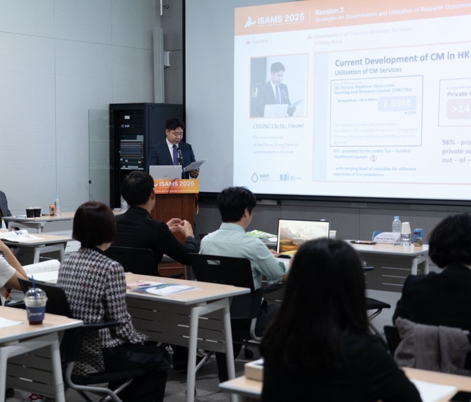 ▲ 한국한의약진흥원 한국한의약혁신기술개발사업단은 지난 25일 부산항국제전시컨벤션센터(BPEX)에서 열린 ‘2025 국제 침구·한의학 학술 심포지엄)’에서 한의약 연구 성과교류회를 개최했다. 한국한의약진흥원.