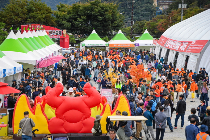 ▲ 지난해 열린 문경약돌한우축제장에는 관광객 및  시민들 로 인산인해롤 이룬 모습