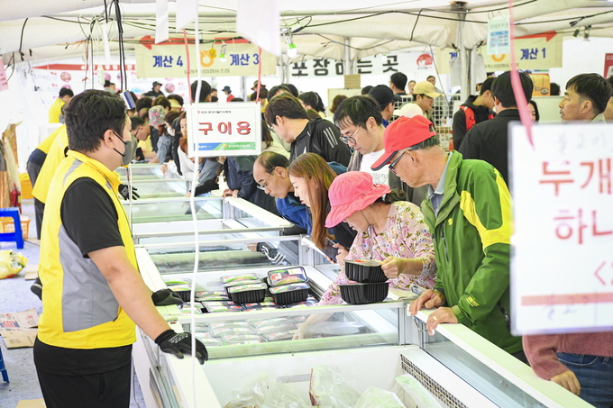 ▲ 2024년 문경약돌한우축제장은 찾은 관광객 및 시민들이 문경약돌한우  취향에 맞는 부위를 고르는 모습