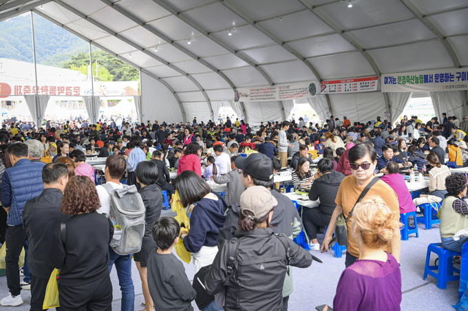 ▲ 지난해 열린 문경약돌한우축제장을 방문한 관광객 및 시민들이 약돌한우를 음미하기위해 대형구이터를 찾은 광경