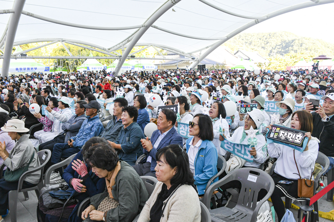 ▲ 지난해 문경약돌한우축제 개막식 무대에서 가수들이 열정적인 공연을  펼치는 축제 분위기를 만끽하는 관광객 및 시민들