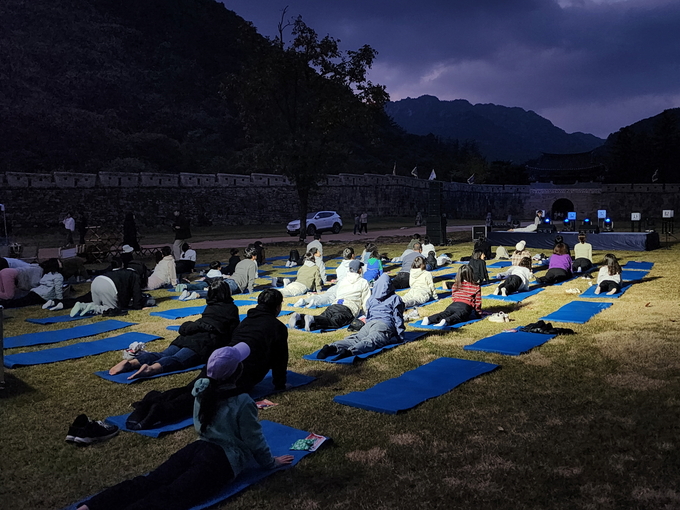 ▲ 제1관문 잔디광장에서 열린 힐링요가 체험 장면