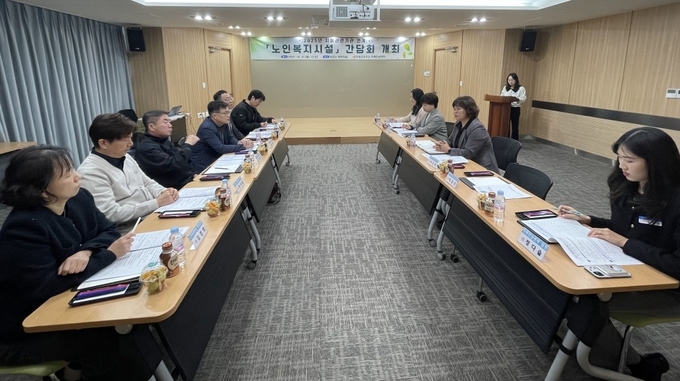 ▲ 의성군보건소 치매안심센터 관계자와 노인복지시설 실무자들이 27일 의성군보건소 대회의실에서 열린 ‘치매관련기관 연계 노인복지시설 간담회’에서 협력 확대 방안을 논의하며 회의 자료를 검토하고 있다. 의성군