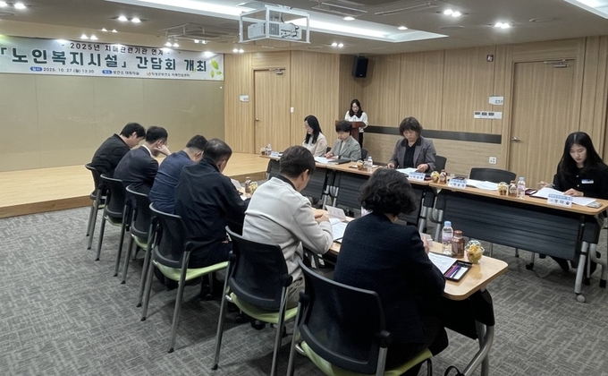 ▲ 의성군보건소 치매안심센터와 지역 노인복지시설 관계자들이 27일 의성군보건소 대회의실에서 치매관리사업 추진과 기관 간 협력 방안을 논의하고 있다. 의성군