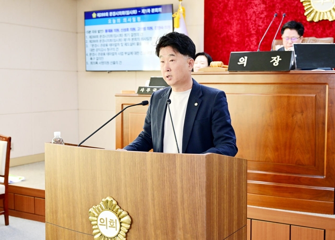 ▲ 고상범 의원이 시의회 본회의장에서 발언 중인 장면으로, 시민 안전과 교통 효율 개선에 대한 의원의 의지를 강조하고 있다.