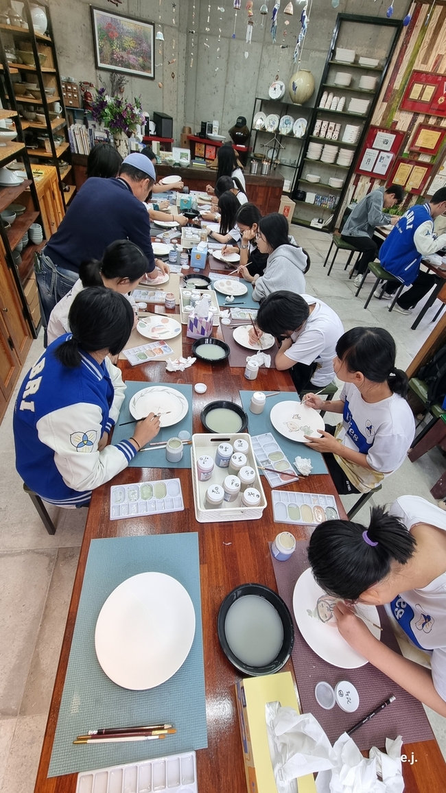 ▲ 탑리여자중학교 학생들이 24일 의성요 도자기공방에서 초벌 도자기 위에 직접 그림을 그리며 색을 입히는 세밀한 작업에 몰입하고 있다. 의성교육청