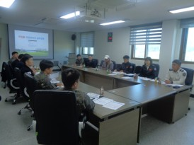 ▲ 예천소방서가 지난 27일 공군 제16전투비행단 내 교육장에서 군부대 관계자 11명이 참석한 가운데 화재예방과 위험물안전관리 역량 강화를 위한 간담회를 하는장면.예천소방서 제공