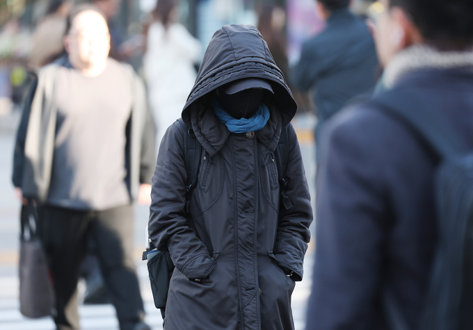 ▲ 아침 기온이 전날보다 낮아져 초겨울 날씨를 보인 28일 서울 종로구 광화문광장 인근 횡단보도에서 시민들이 이동하고 있다. 연합