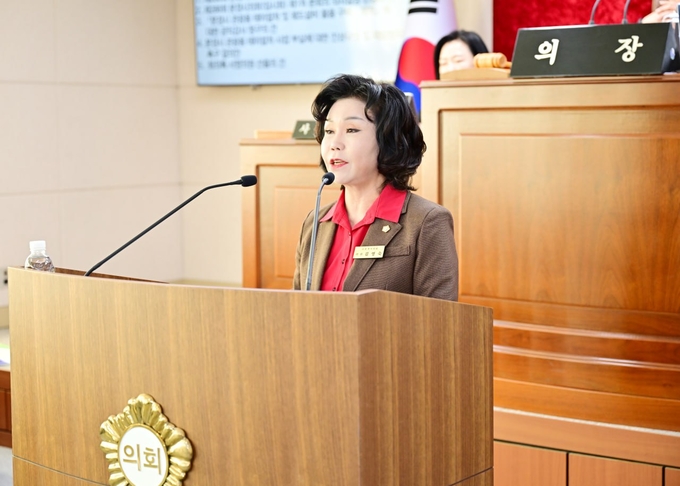 ▲ 김영숙 의원이 28일 열린 문경시의회 본회의 5분 자유발언에서 점촌 시내 맨발걷기 산책로 조성 계획을 설명하고 있다.