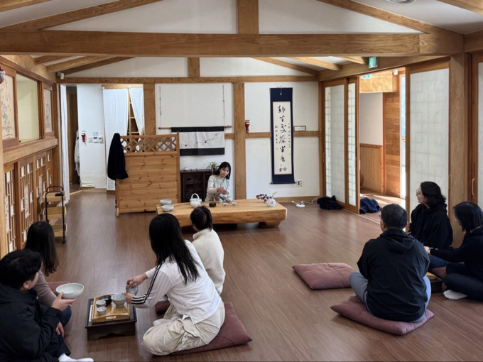 ▲ 산불 피해 주민들이 산림치유 프로그램을 체험하는장면, 한국산림복지진흥원제공