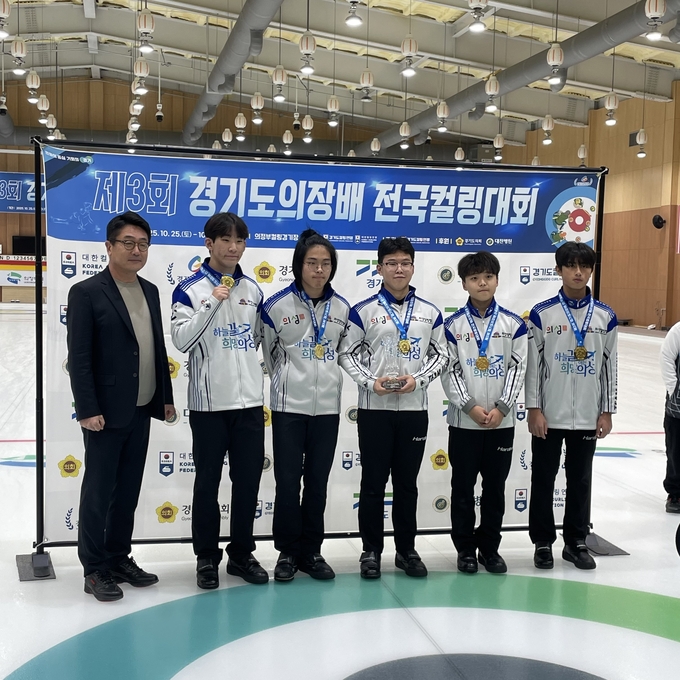 ▲ 경기도컬링연맹 한상욱 회장(왼쪽)과 의성중학교 컬링부 선수들이 27일 의정부컬링경기장에서 열린 제3회 경기도의장배 전국컬링대회 시상식에서 우승 트로피를 들고 기념촬영을 하고 있으며, 왼쪽부터 한 회장, 스킵 김혜종, 써드 김마루한, 세컨 김현수, 리드 이상욱, 핍스 권준 순이다. 경상북도의성교육지원청