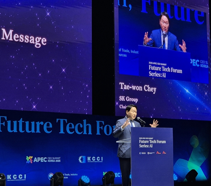 ▲ 28일 2025 APEC CEO 서밋의 일환으로 경주엑스포대공원 문무홀에서 열린 ‘퓨처테크포럼 AI’에서 최태원 SK그룹 회장이 기조연설을 하고 있다. 대한상의