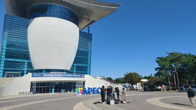 ▲ ‘2025 APEC CEO 서밋’이 본격 개막한 28일, 주 무대인 경주 예술의전당 주변에는 대규모 행사를 위한 준비가 완료된 모습이다. 사진은 APEC CEO 서밋이 열리는 경주 예술의전당 전경. APEC 공동취재단