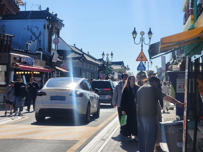 ▲ 황리단길 먹거리 골목에 외국인과 시민들이 함께 줄을 서며 음식과 상점을 구경하고 있다.