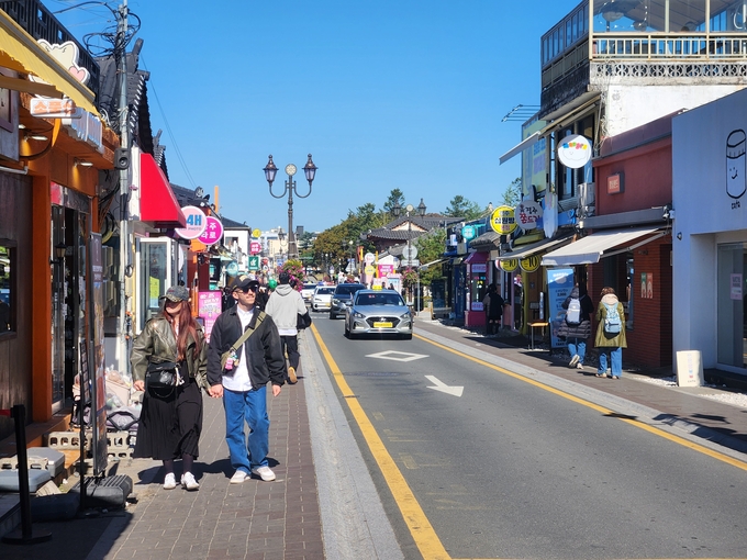 ▲ 황리단길 메인도로를 따라 관광객들이 걷고, 상점가 곳곳엔 APEC 주간을 맞은 인파가 몰리고 있다. 서의수 기자
