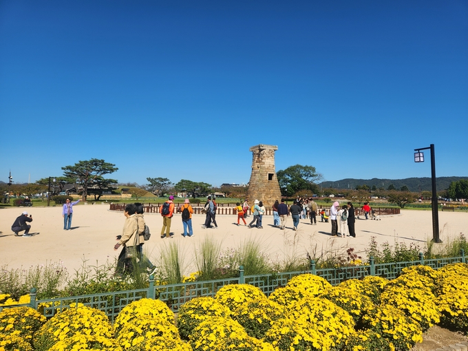 ▲ 맑은 가을 하늘 아래 첨성대를 찾은 관광객들이 유적지 주변을 거닐며 사진을 남기고 있다. 서의수 기자